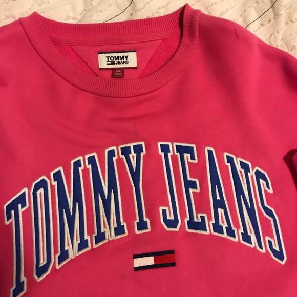 L Pink Tommy Sweatshirt 🤫❄️ - Picture 3 of 4